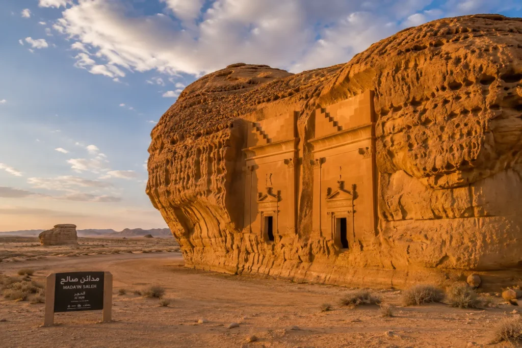 مدائن صالح موقع تراث عالمي ضمن أجمل الأماكن السياحية في السعودية للعائلات